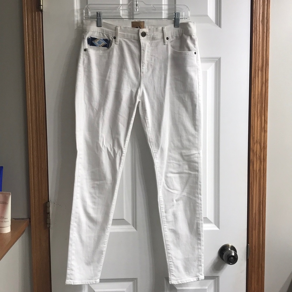 White skinny jeans with fun print on pocket